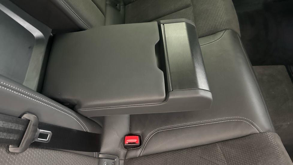 Rear armrest 