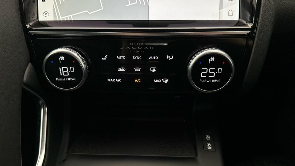 Air Conditioning / Dual Climate Control / Heated Seats 