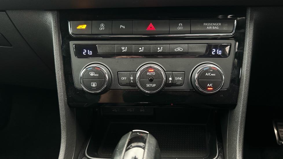 Dual Climate Control / Air Conditioning 