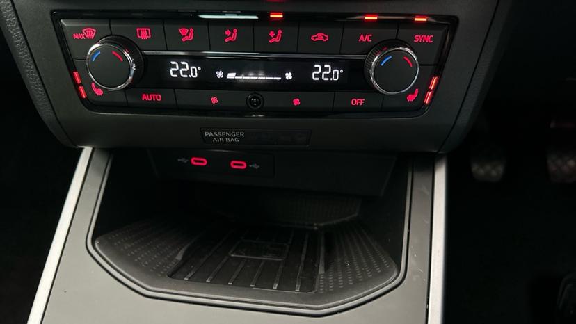Dual Climate Control  / Air Conditioning  / Heated Seats  / Wireless Charger 