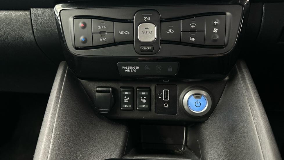 Air Conditioning / Heated Seats 