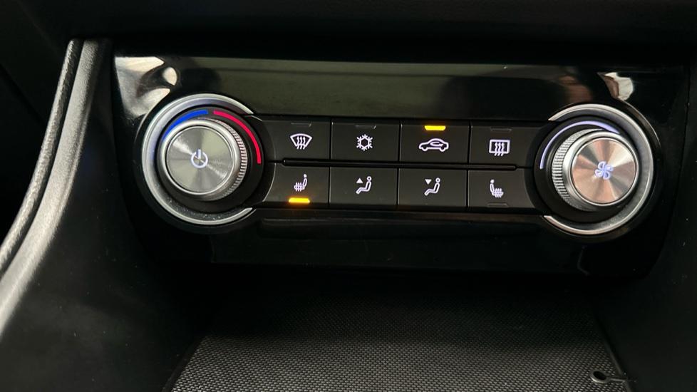 Air Conditioning /Heated Seats 