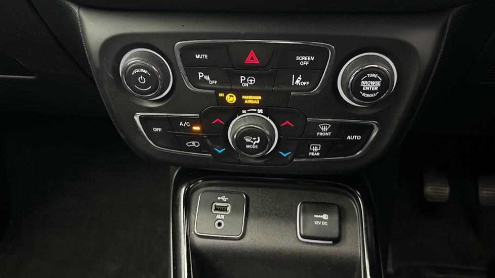 Dual Climate Control / Air Conditioning / Lane Assist 