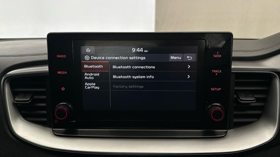 Bluetooth / Apple CarPlay / Android Auto 