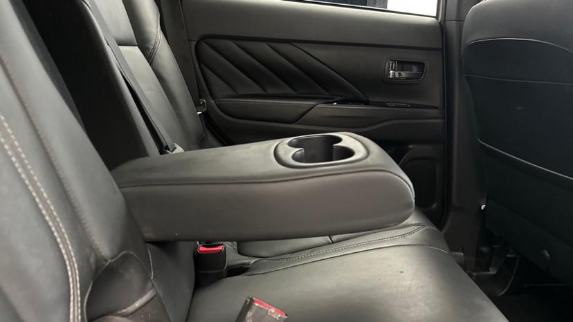 Rear Armrest/ Cup Holder