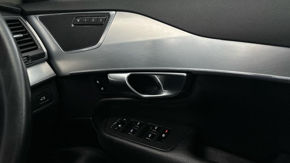 Electric Windows / Wing Mirrors / Memory Seats 