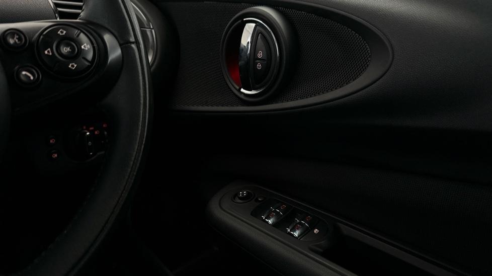 Electric Windows / Wing Mirrors / Ambient Lighting 