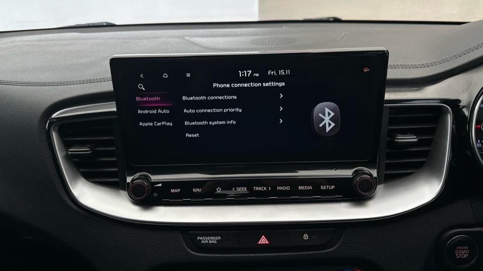 Bluetooth / Apple CarPlay / Android Auto 