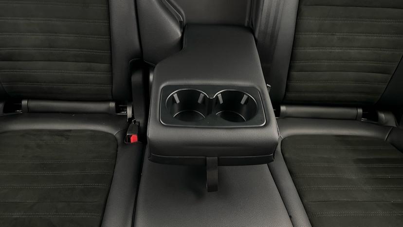 Rear Armrest/ Cup Holder