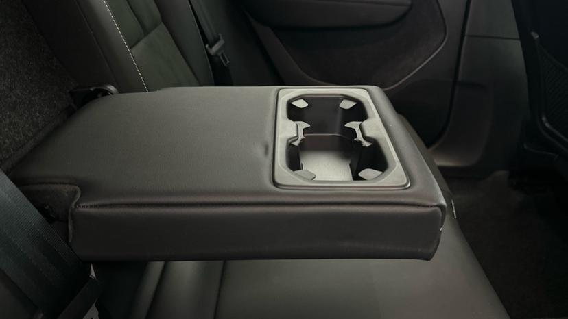 Rear Armrest/ Cup Holder