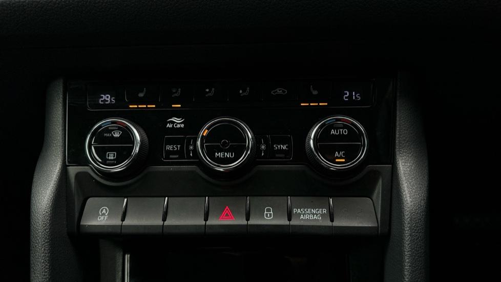 Air Conditioning /Dual Climate Control /Heated Seats 