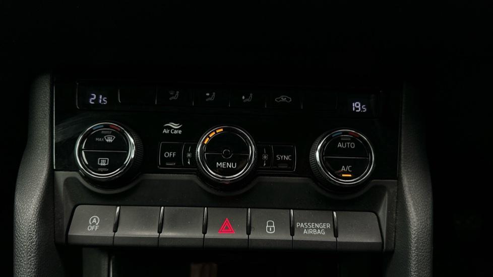 Air Conditioning / Dual Climate Control / Auto Stop/Start 