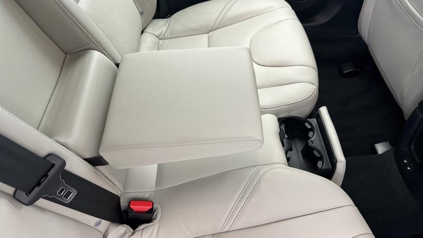 Rear Armrest/ Cup Holder