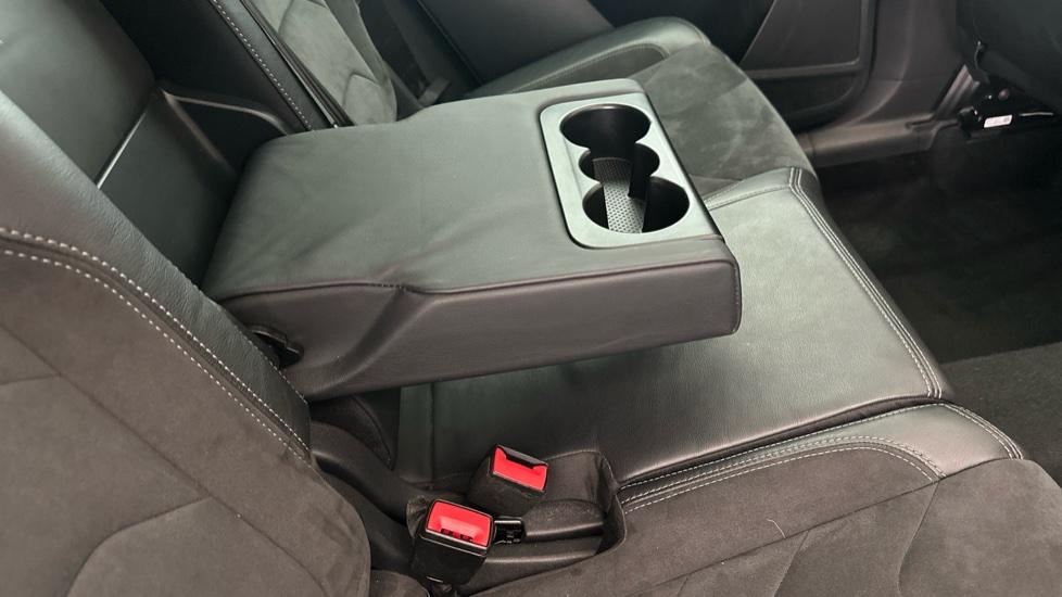 Rear Armrest/ Cup Holder