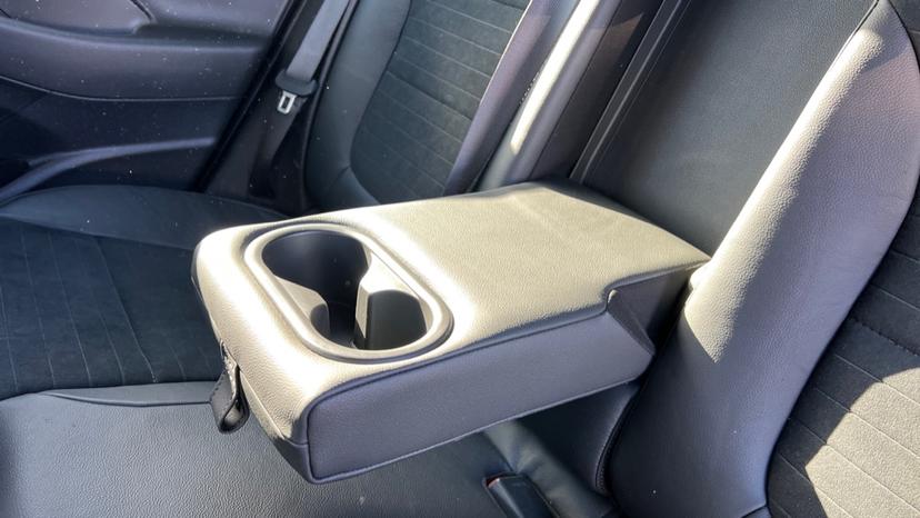 Rear Armrest/ Cup Holder