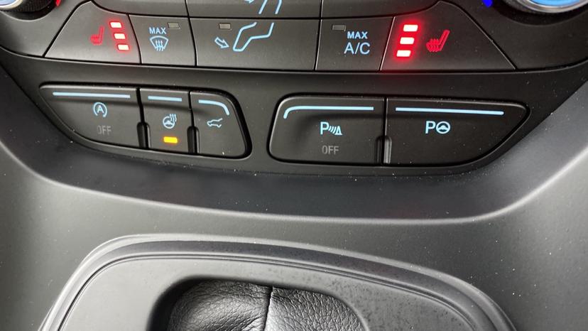 Heated seats/Heated steering wheel 