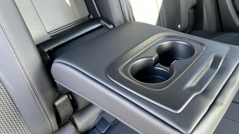 central armrest with cupholders