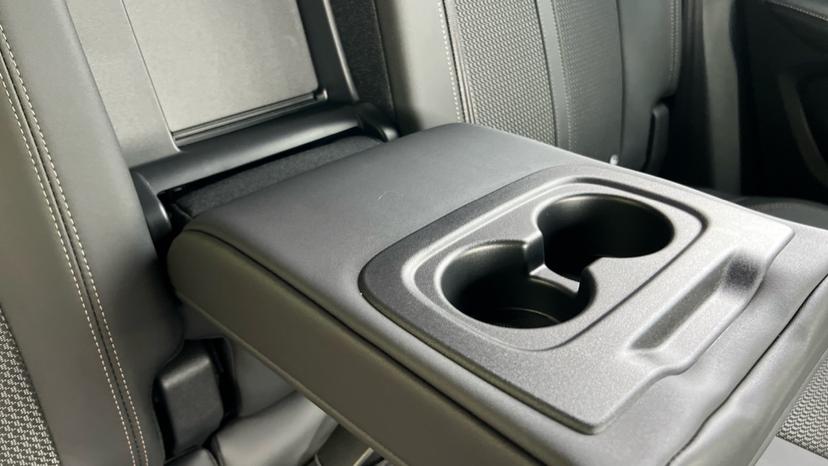 central armrest with cupholders