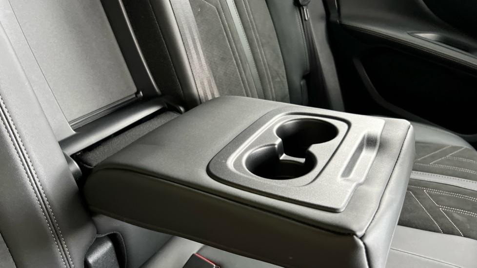 central armrest with cupholders