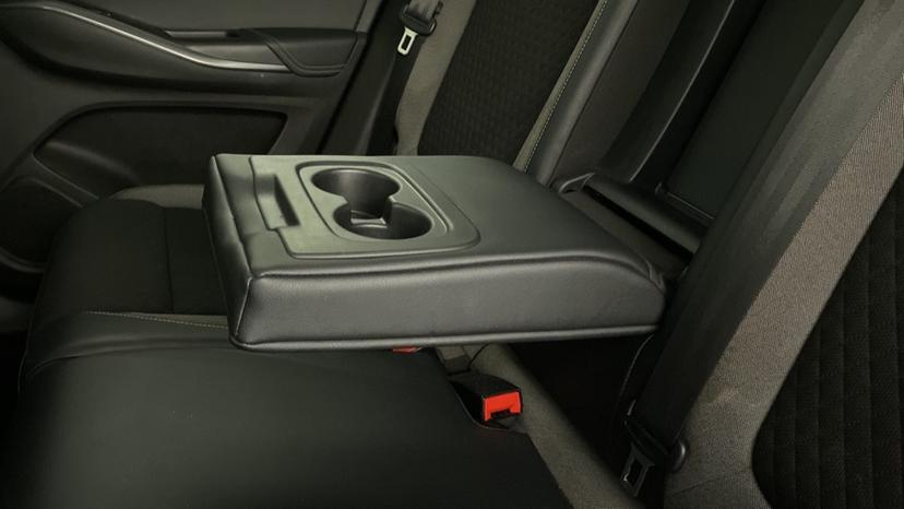 Rear armrest/Cupholders 