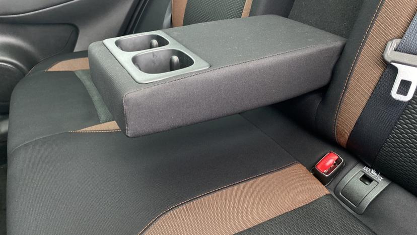 Rear armrest/Cupholders 