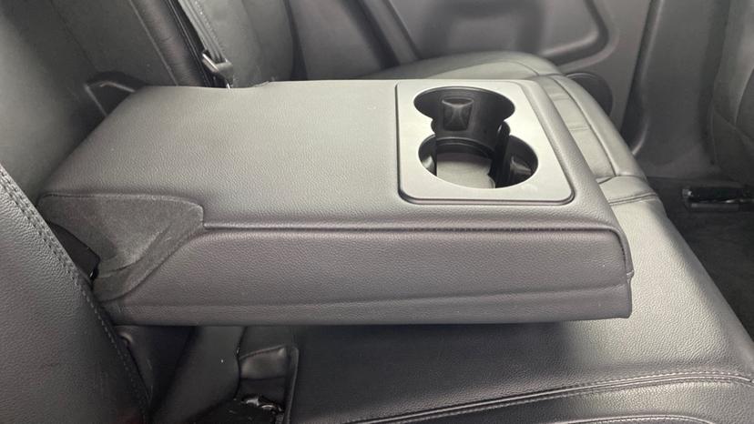 Rear Armrest/ Cup Holder