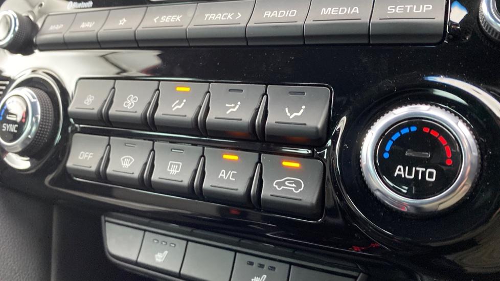 air conditioning and dual Climate control 