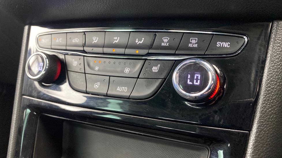 air conditioning and dual Climate control 