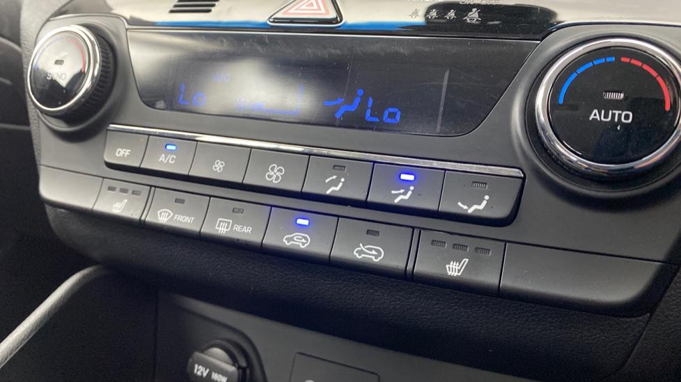 air conditioning and dual Climate control 