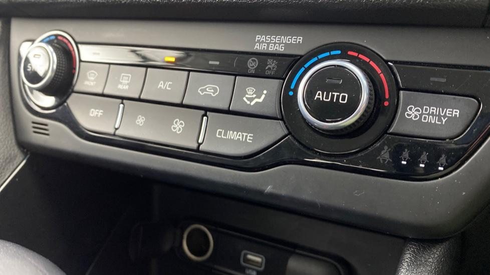 air conditioning and dual Climate control 