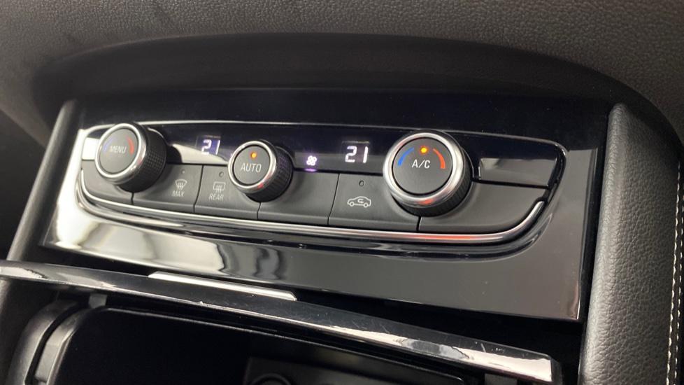 air conditioning and dual Climate control 