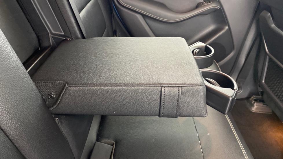 Rear Armrest/ Cup Holder