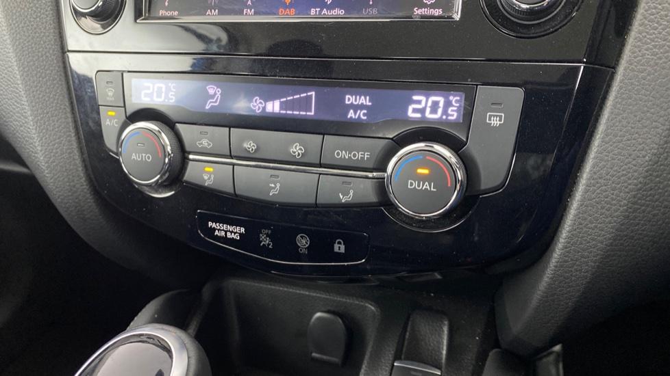 air conditioning and dual Climate control 