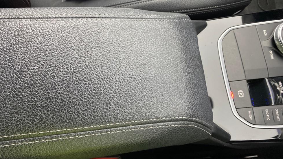 Rear Armrest/ Cup Holder