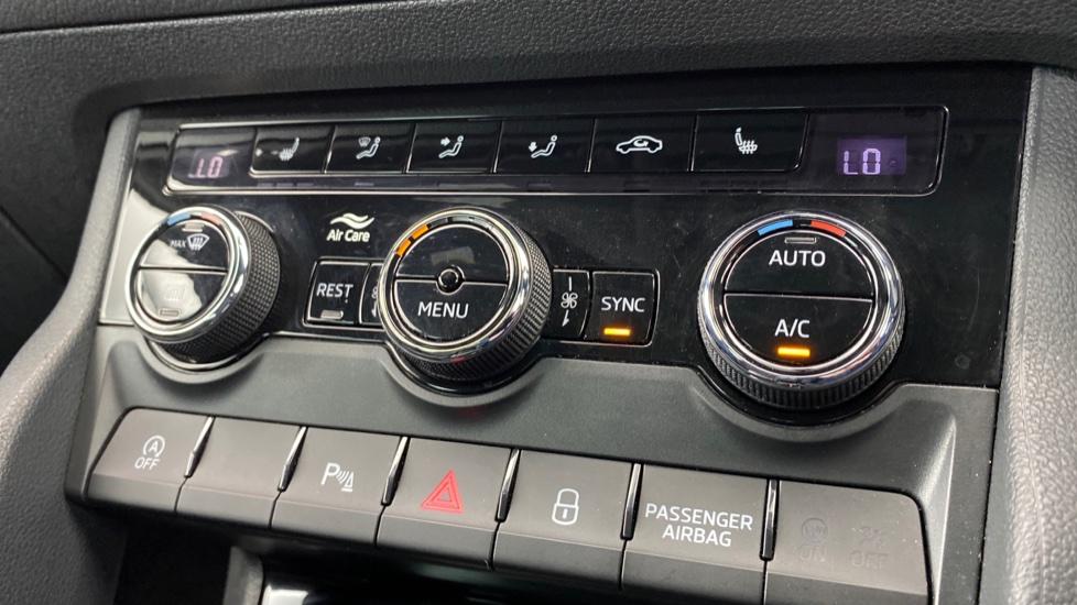 air conditioning and dual Climate control 