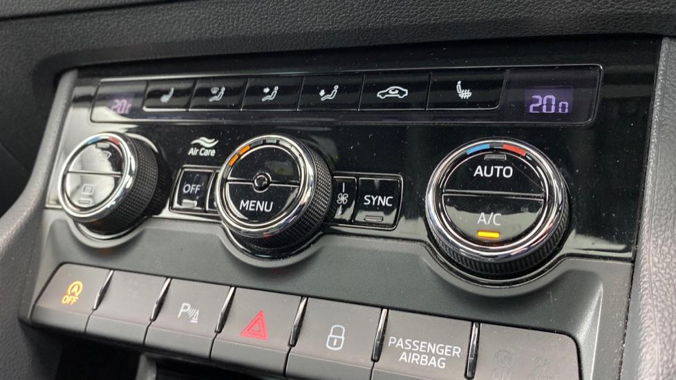 air conditioning and dual Climate control 