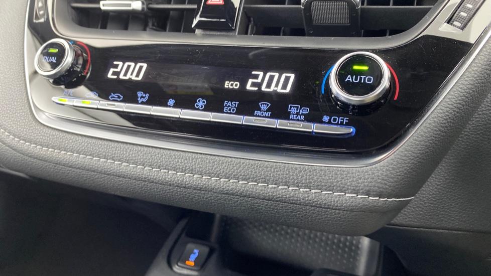 air conditioning and dual Climate control 