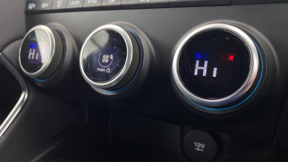 air conditioning and dual Climate control 