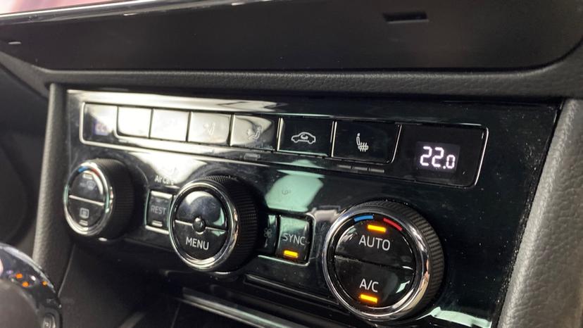 air conditioning and dual Climate control 