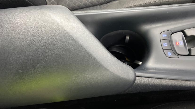 Rear Armrest/ Cup Holder