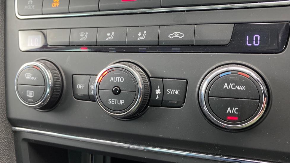 air conditioning and dual Climate control 