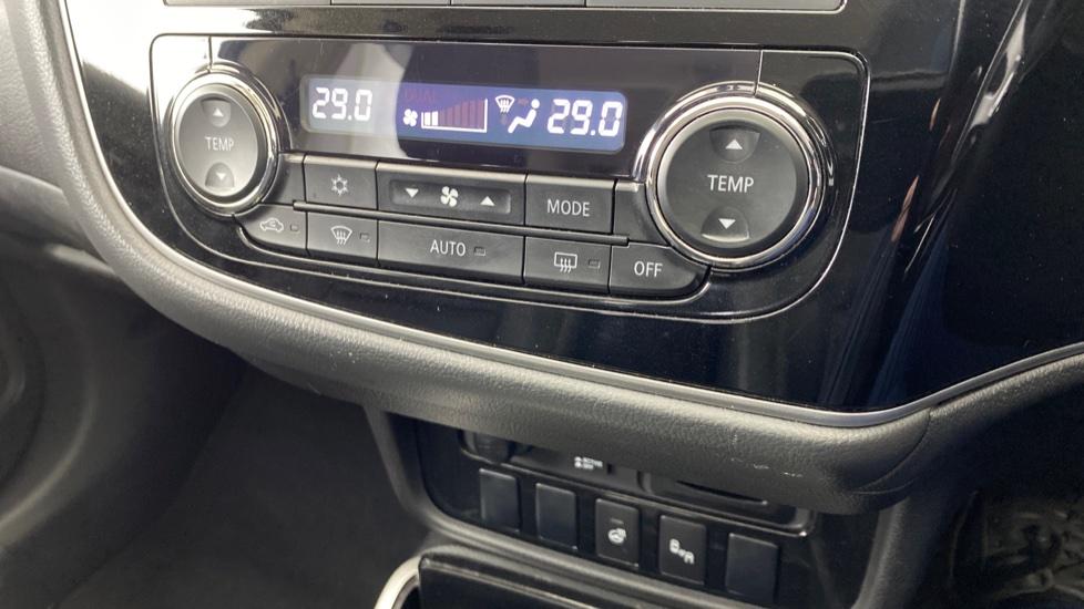 air conditioning and dual Climate control 