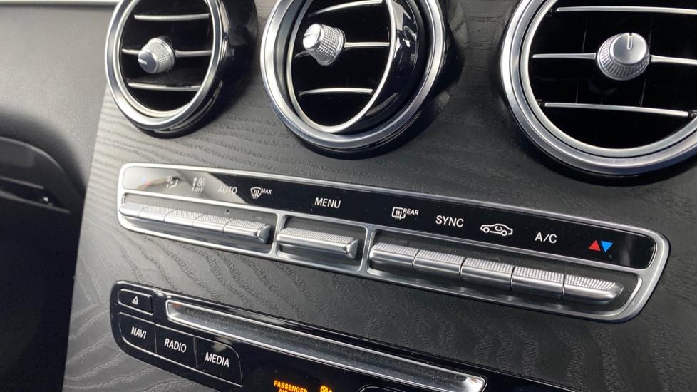 air conditioning and dual Climate control 