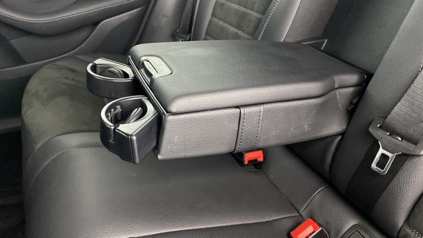 Rear armrest/Cupholders 