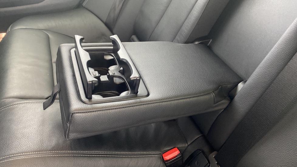 Rear Armrest/Cup Holders 