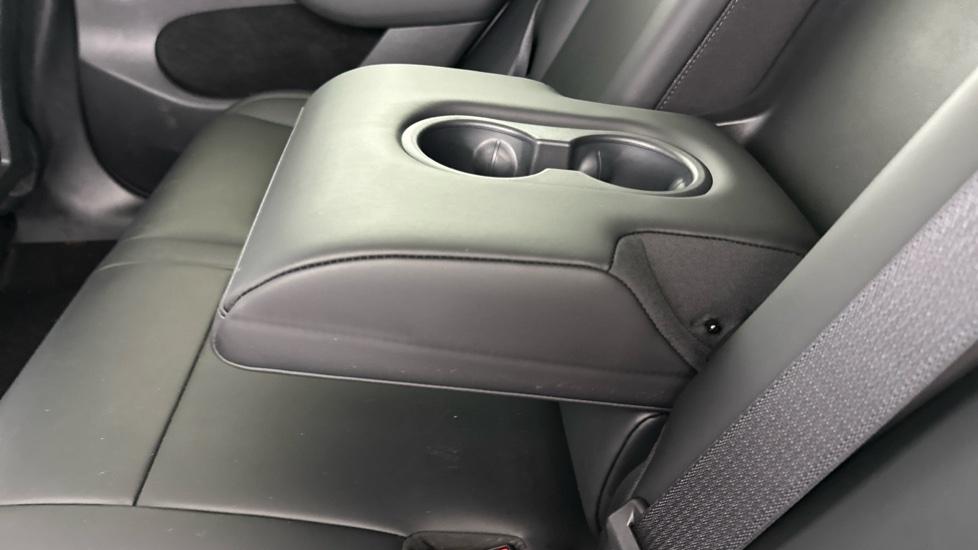 Rear armrest/ cup holder