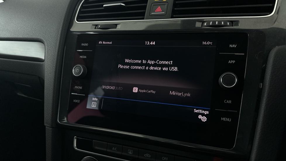 Apple CarPlay / Android Auto 