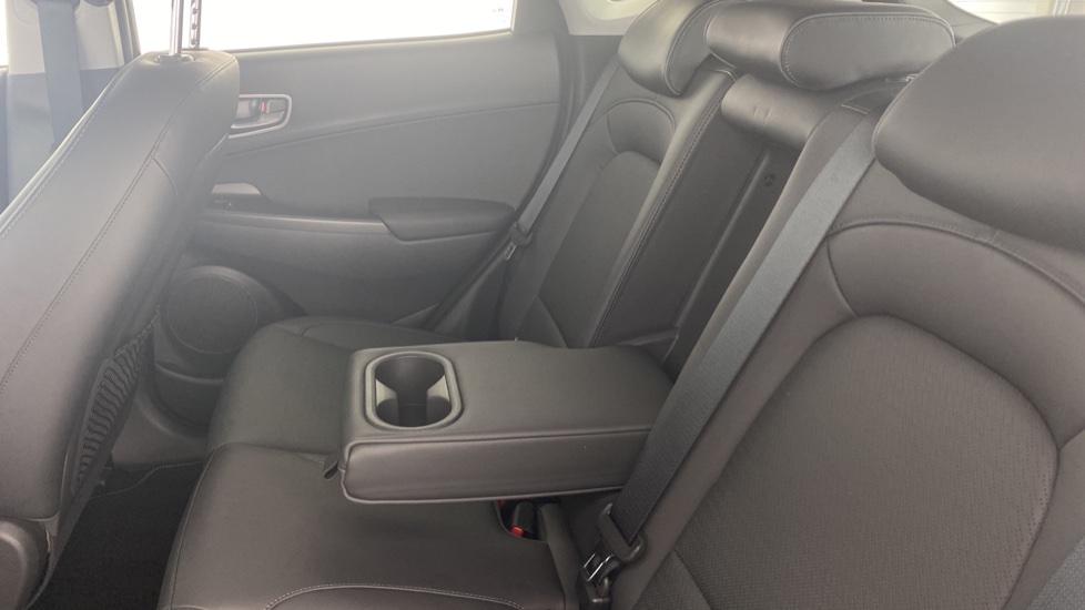 Rear armrest / cup holder 