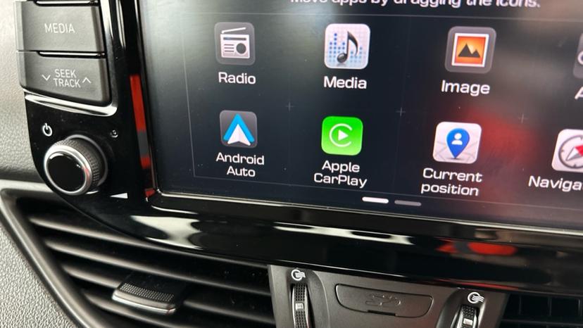 Apple CarPlay / Android Auto 