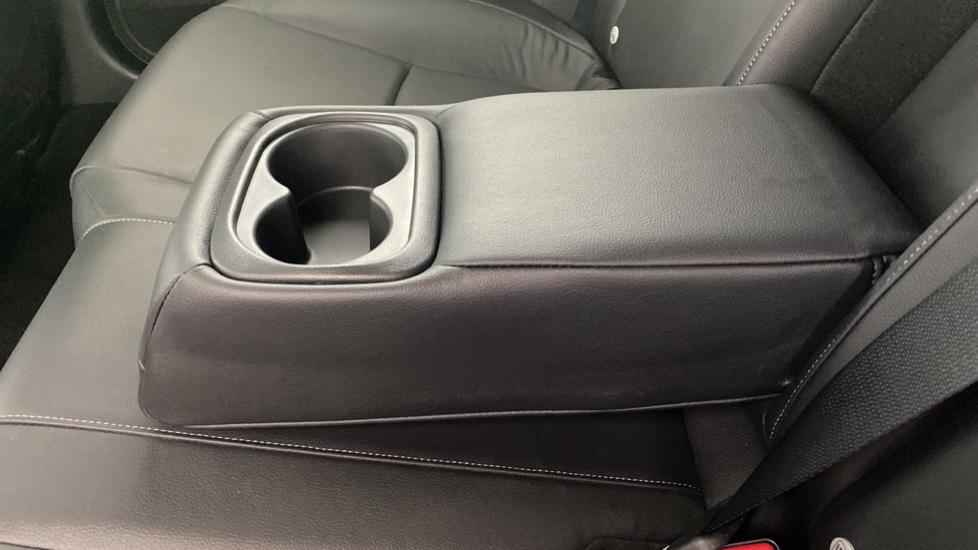 Armrest / cup holders 